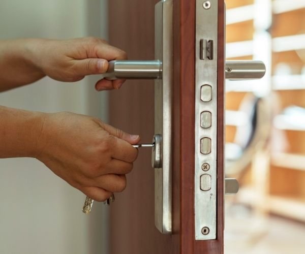 Schlüsseldienst öffnet eine Wohnungstür mit dem Schlüssel