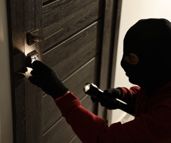 Einbruchsversuch an einer Wohnungstür