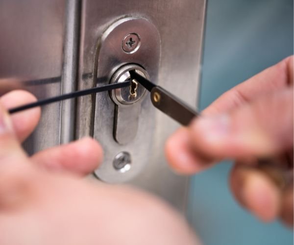 Schadenfreie Türöffnung mit Profiwerkzeug
