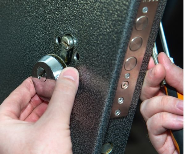 Schloss-Mechanismus wird vor Ort repariert