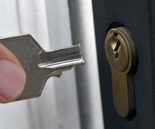 Abgebrochener Schlüssel vor einem Türzylinder